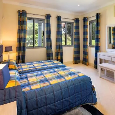 Villa Sleeps 10 With Pool Air Con And Wifi *