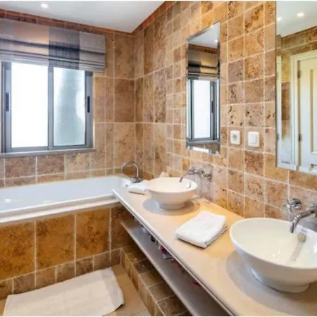 Sleeps 10 With Pool Air Con And Wifi 알만실