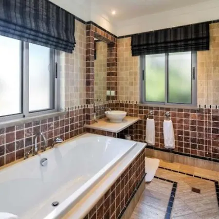 Sleeps 10 With Pool Air Con And Wifi 빌라 알만실